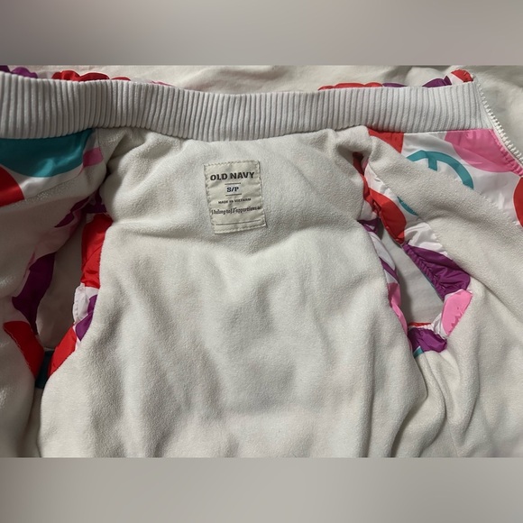 🎁Old Navy Girls Puffer Vest -Size Small🎁 - Picture 4 of 8